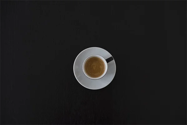 3月の湿った土で多年草の根っこを完全に抜く理由
